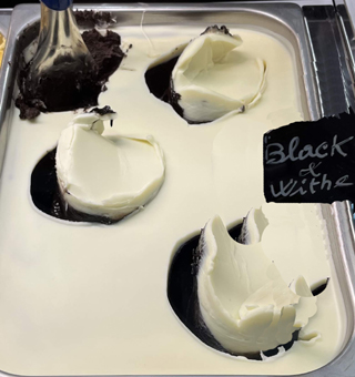 Eisidee Black & withe als Eis. Dunkles Schokoeis mit Cremino bianco Eisüberzug